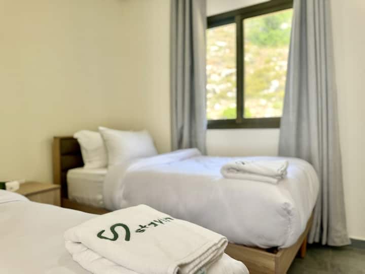 חדר שינה שלישי עם 2 מיטות יחיד