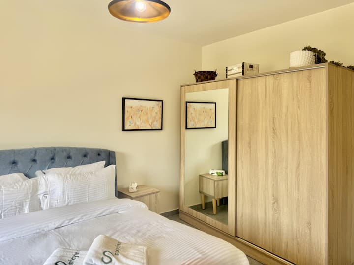 מקום אחסון בגדים בחדר השינה השני