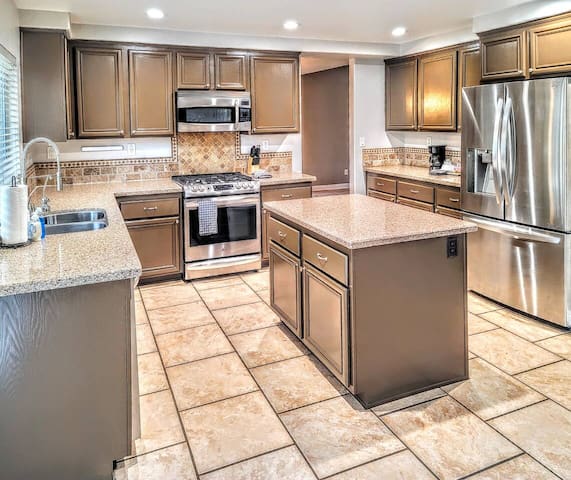 Vegas Oasis w/ Pool&Spa: mins to LV-Strip/Airport gallery image 5