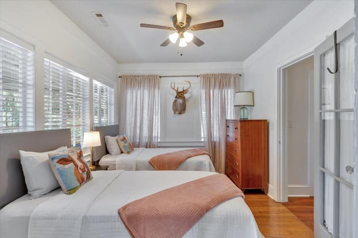 Во двокреветната соба има два удобни двокреветни кревета и приватна сопствена бања.