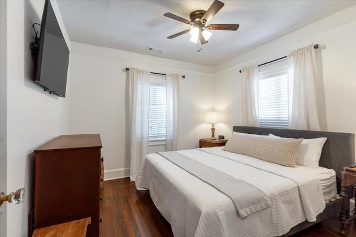 Во оваа спална соба има голем брачен кревет (широк 150-179 см), како и со телевизор.