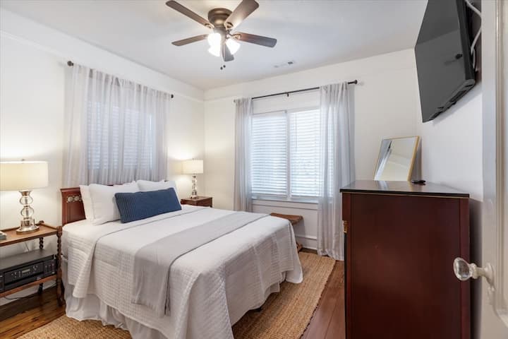 Во оваа спална соба има полн кревет и телевизор за да ги гледате омилените серии или филмови.