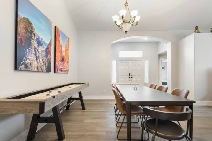 Family Oasis w/Pool & BBQ:mins to LV Strip/UNLV gallery image 5