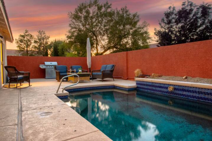 Family Oasis w/Pool & BBQ:mins to LV Strip/UNLV gallery image 2