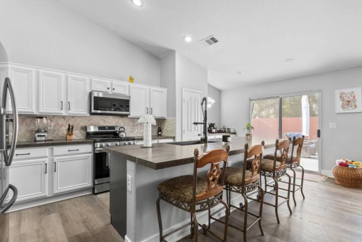 Family Oasis w/Pool & BBQ:mins to LV Strip/UNLV gallery image 3