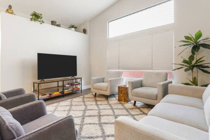 Family Oasis w/Pool & BBQ:mins to LV Strip/UNLV gallery image 4