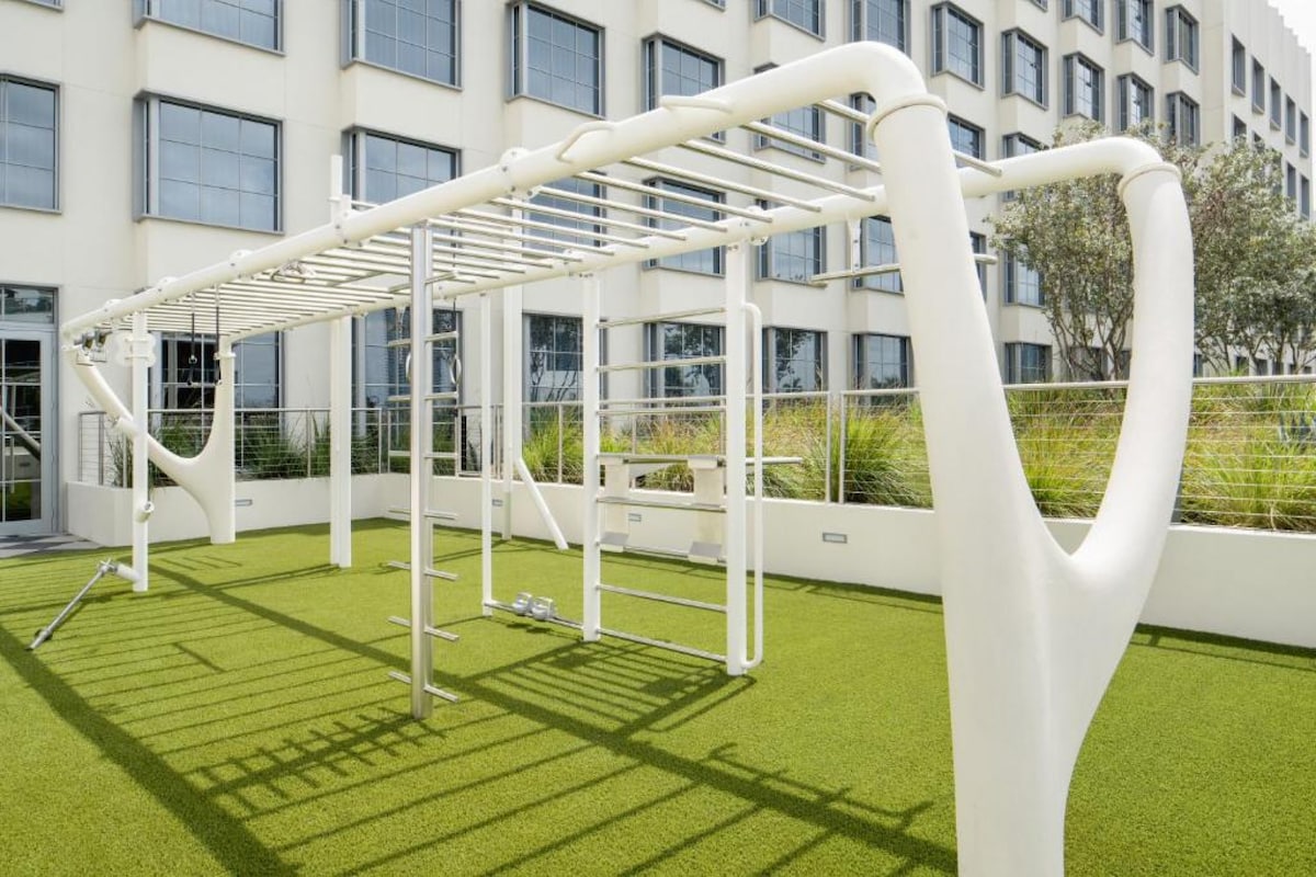 Prime Miami Beach Location + Beach Access + Pool