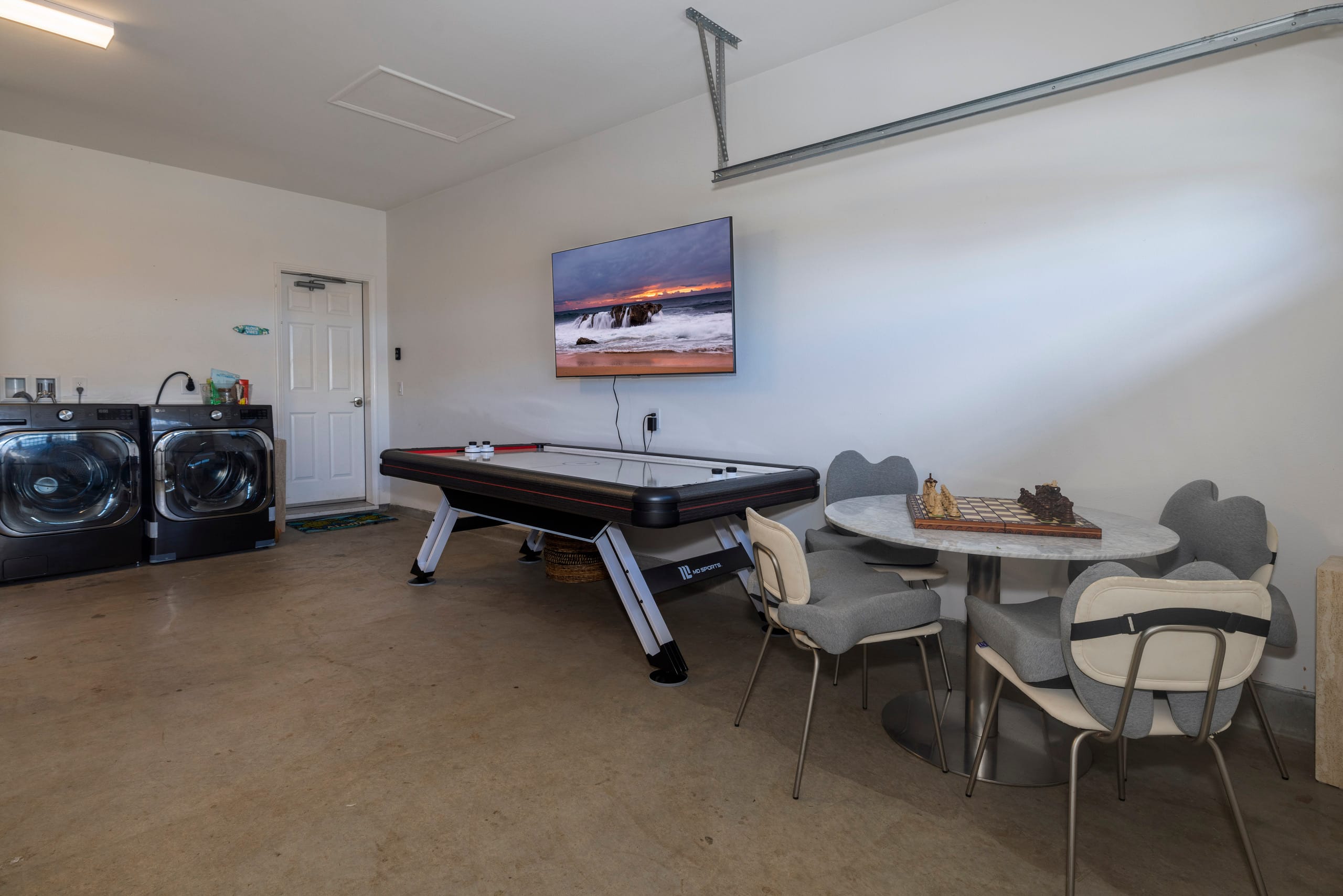Home in Waianae · ★5.0 · 7 bedrooms · 12 beds · 5.5 private baths - Image 60