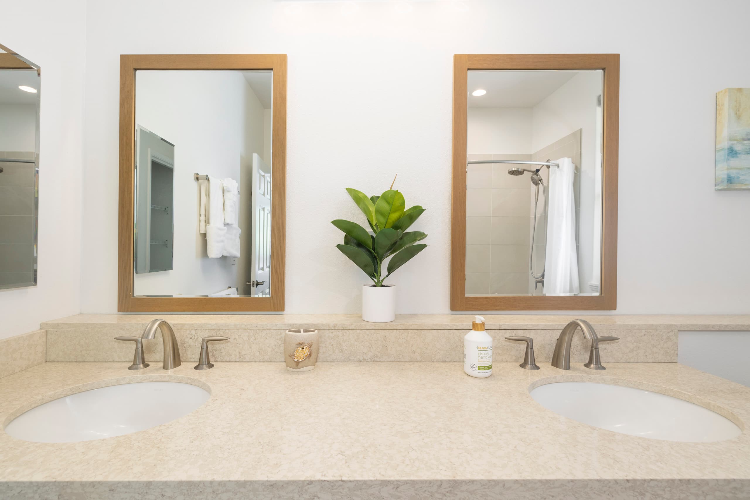 Home in Waianae · ★5.0 · 7 bedrooms · 12 beds · 5.5 private baths - Image 57