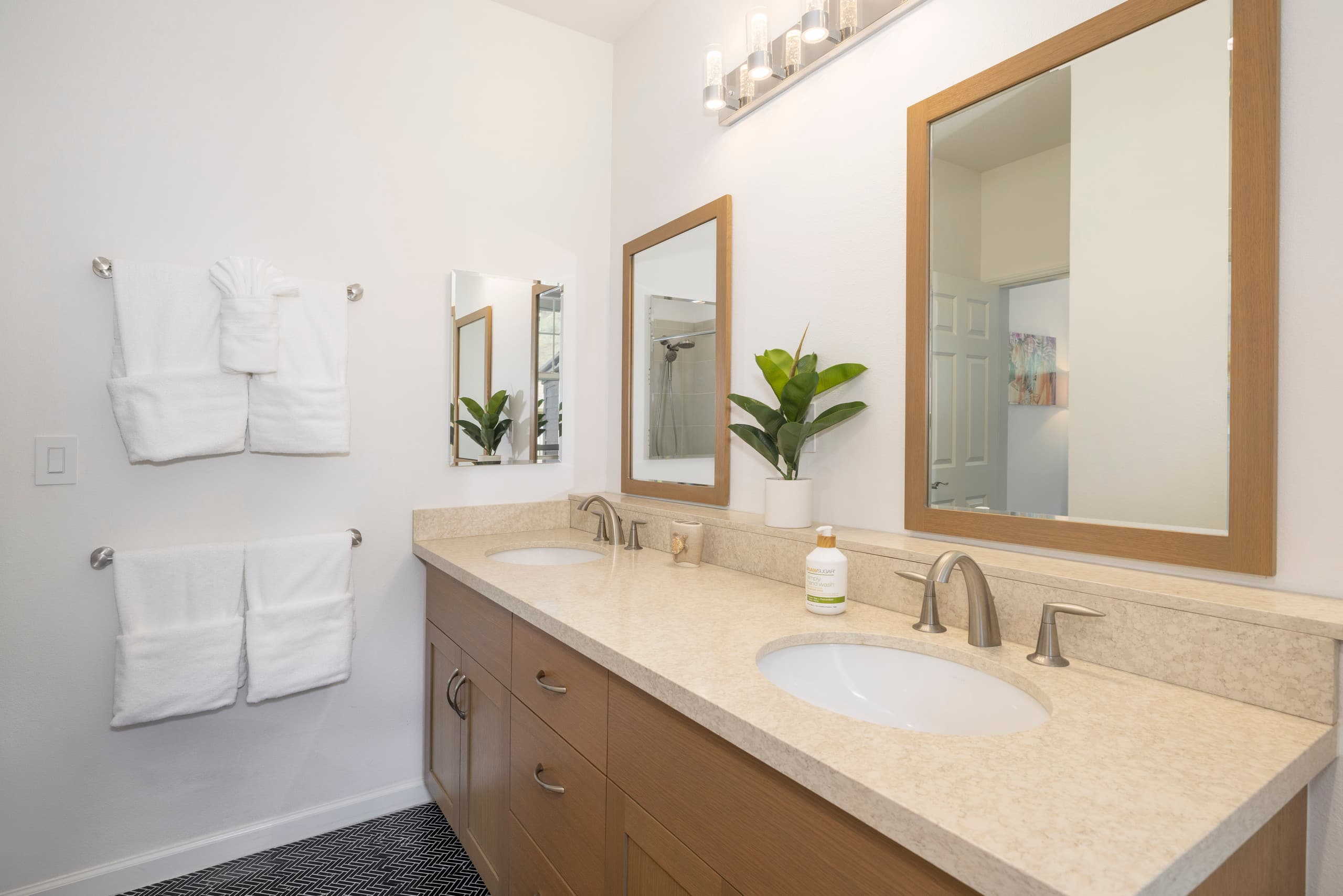 Home in Waianae · ★5.0 · 7 bedrooms · 12 beds · 5.5 private baths - Image 61