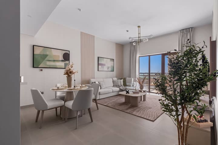 Живеење со отворен план – светол дневен и трпезариски простор со панорамски прозорци.