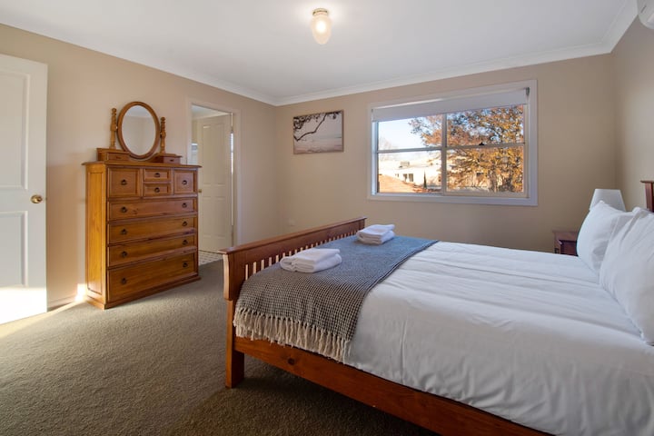 1号卧室：标准双人床、独立卫生间+连接卫生间