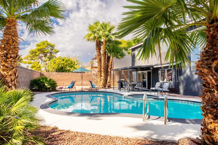 Stylish 4BR Vegas Getaway w/ Pool & Pool Table