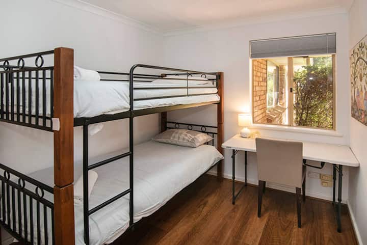 卧室4 - 1张单人双层床（单人-上-下）