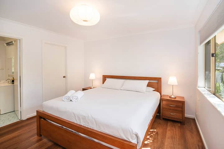 卧室1 - 1张加大双人床和套内卫生间