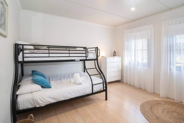 Dhomë gjumi 3 - 1 krevat marinari (me dy fund/me një majë), ventilator për piedestal