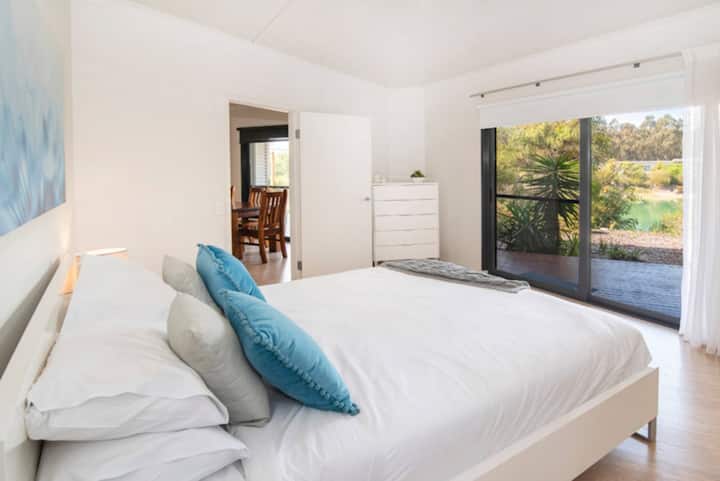 Dhoma e gjumit 1 - 1 krevat dopio "Queen", me ajër të kondicionuar (Reverse Cyle Aircon)