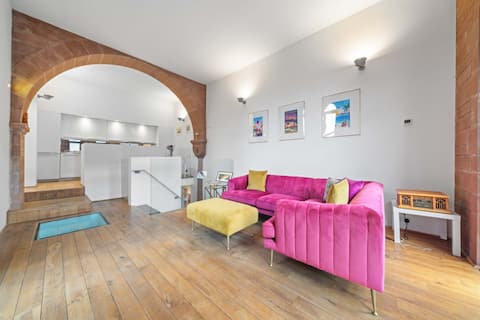 Popular Airbnb listing: Unique 1 Bedroom Near West End in Victoria Park