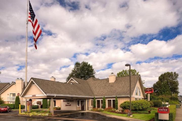 Near Westfield Southcenter + Breakfast. Pool. Gym. - Des Moines, WA