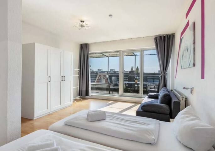 Perfect for Groups Luxury 16 Guests Central Berlin gallery image 3