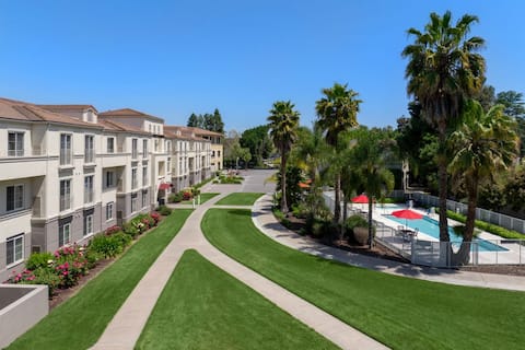 Near Stanford Univ + Breakfast. Kitchen. Pool.