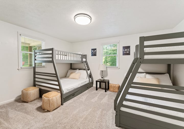 تحتوي غرفة النوم 2 على مجموعتين من الأسرة ذات الطابقين.