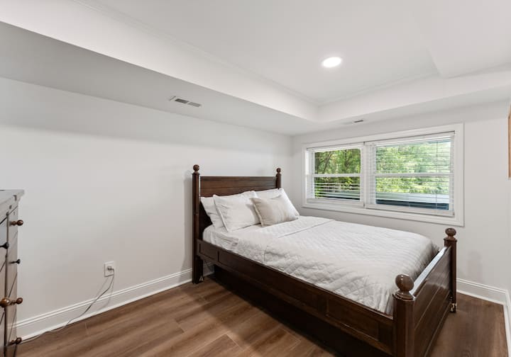 تحتوي غرفة النوم 4 على سرير كامل.