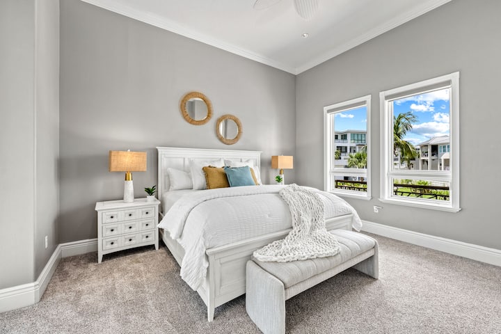 Dormitorio 2 en el nivel principal con una cama tamaño king y acceso al balcón.