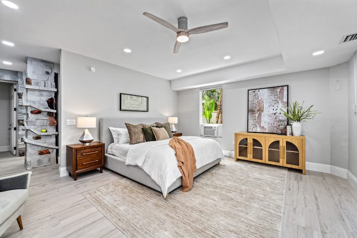 El dormitorio 1 está en la planta baja con cama tamaño king para un retiro tranquilo después de días bañados por el sol.