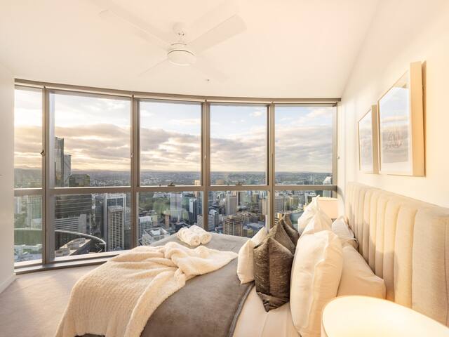 Level 56 – CBD’s Most Luxurious Apt – 5 Star Exp gallery image 2