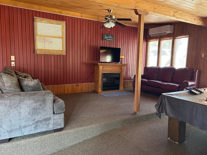 Red Haven Retreat - County Lake & Park - Canada