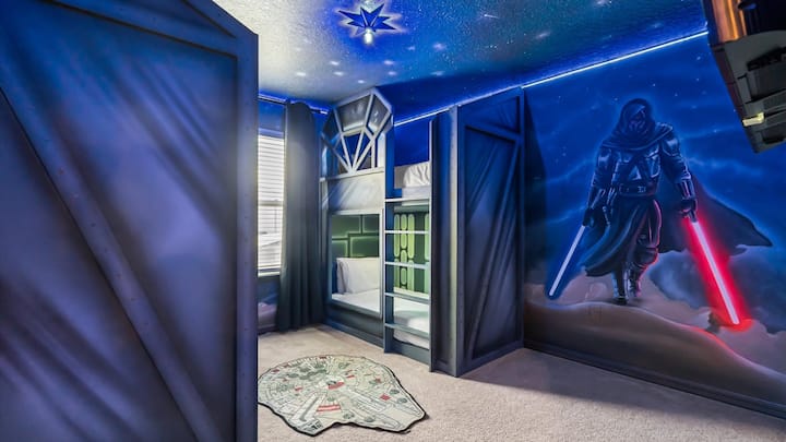 Chumba cha kulala cha Star Wars Themed | Kila chumba cha kulala huleta hadithi inayopendwa kwa uhai na michoro mahususi ya ukutani, mapambo yenye mada na matandiko yenye starehe. Sehemu nzuri kwa ajili ya watoto (na watoto-kwa moyo) kuota ndoto kubwa.