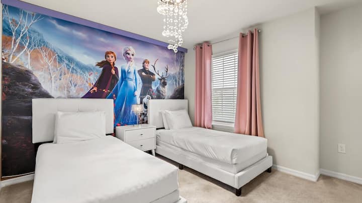 Chumba cha kulala kilichogandishwa chenye vitanda 2 vya mtu mmoja | Kila chumba cha kulala huleta hadithi inayopendwa kwa uhai na michoro mahususi ya ukutani, mapambo yenye mada na matandiko yenye starehe. Sehemu nzuri kwa ajili ya watoto (na watoto-kwa moyo) kuota ndoto kubwa.