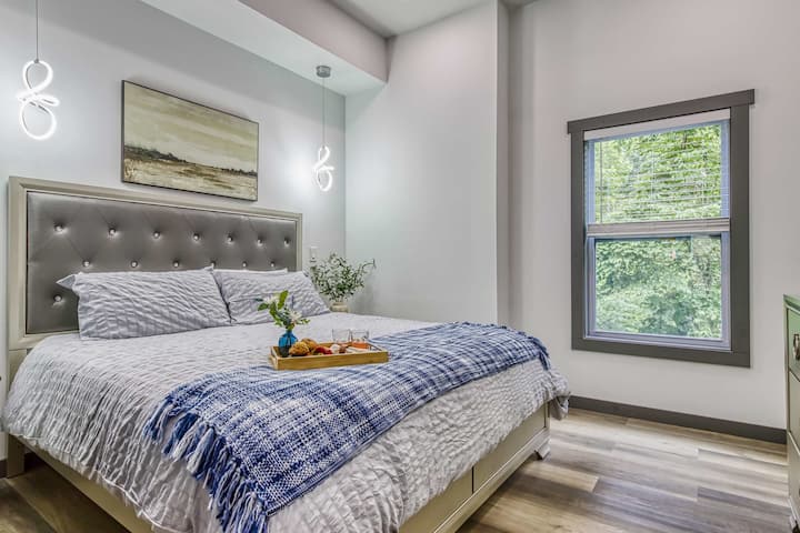 Ropa de cama de felpa y mucho espacio: esta suite tamaño king te invita a relajarte.