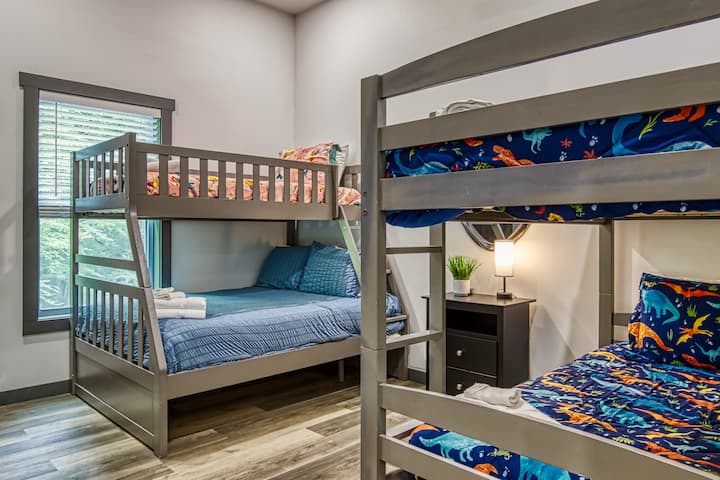 La zona de diversión definitiva: literas de dos camas individuales y de dos camas individuales sobre una cama completa para niños o amigos.