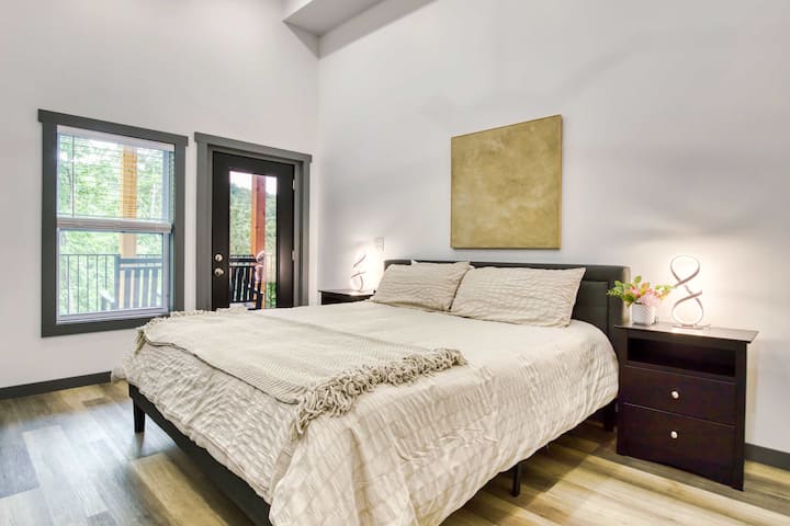 Tu refugio sereno: comodidad de cama tamaño king, balcón privado y baño tipo spa.