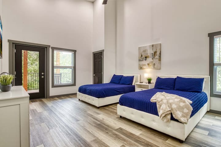 Perfecta para amigos o familiares: suite doble con cama tamaño queen, balcón y baño privado.