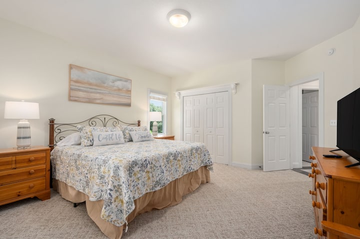 CC076: Three's A Charm | ML spavaća soba 4 – veliki bračni krevet, privatna kupaonica