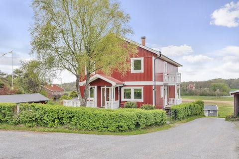 Spacious holiday home near Hälleviksstrand, perfec