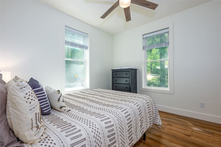 Chumba cha 2 cha kulala- Ngazi Kuu, Kitanda aina ya Queen