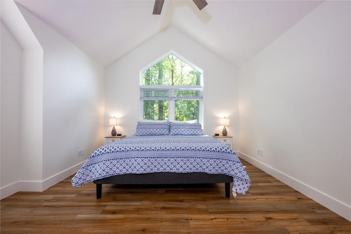 Chumba cha kulala cha msingi- Ghorofa ya juu, Kitanda aina ya King, Chumba cha kulala