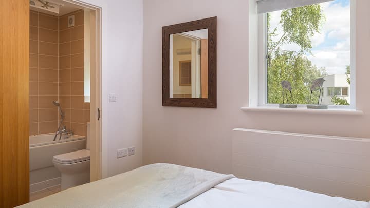 Соодветно на стилот на другиот сопствен апартман, има бања со туш кабина, WC и мијалник