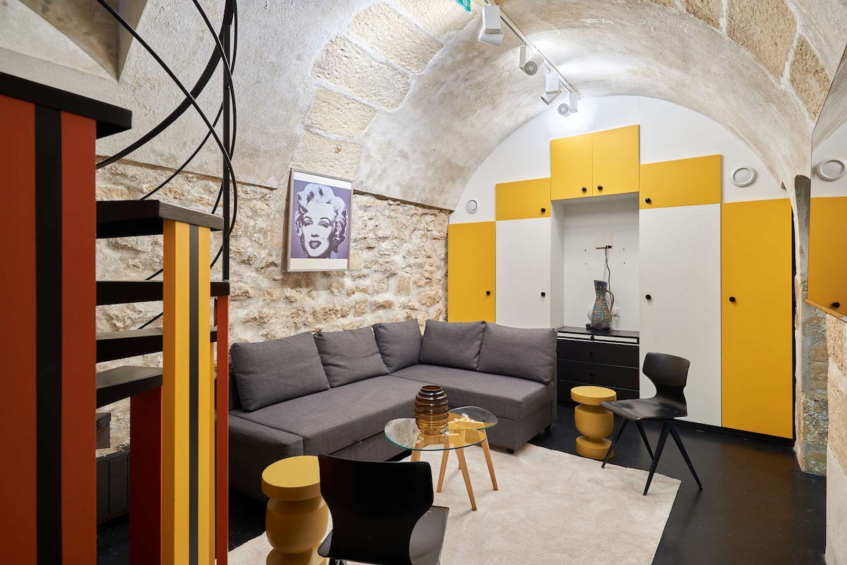 TV soba sa sofom na razvlačenje