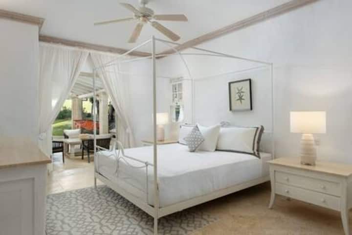 ABŞ kral ölçülü çarpayısı, süitalı duş otağı , bağa aparan fransız qapıları və kondisioneri olan sakit əsas yataq otağı.