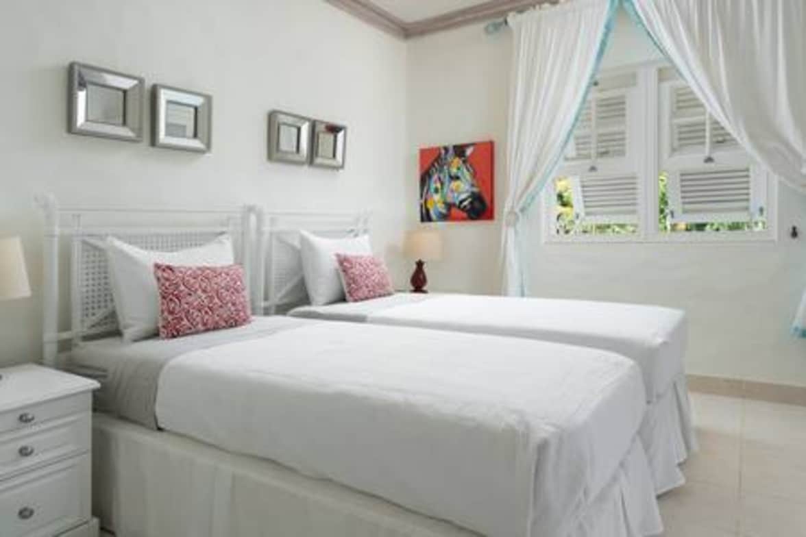 Dormitorio uno de la casa de campo con ducha a ras de suelo en el baño, aire acondicionado, terraza privada y se encuentra en la planta baja.