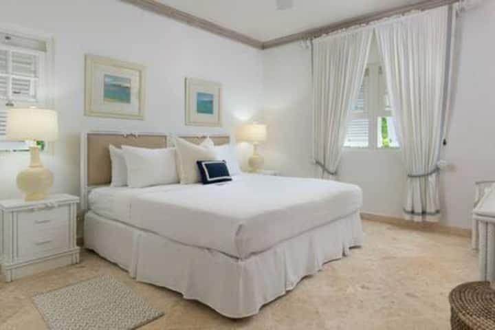 Tranquil yataq otağında 3 əkiz /böyük ölçülü çarpayı, sürmə mənzərələri və geniş hamam otağı var idi.