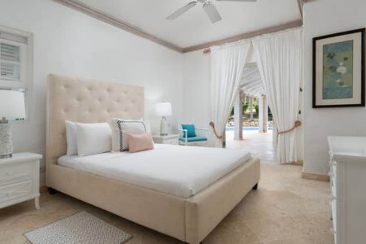 Hermosa cama tamaño king (Reino Unido) con vistas a la piscina, aire acondicionado y baño privado.  Las puertas francesas conducen a la zona de la piscina y esta habitación se encuentra en la planta baja.