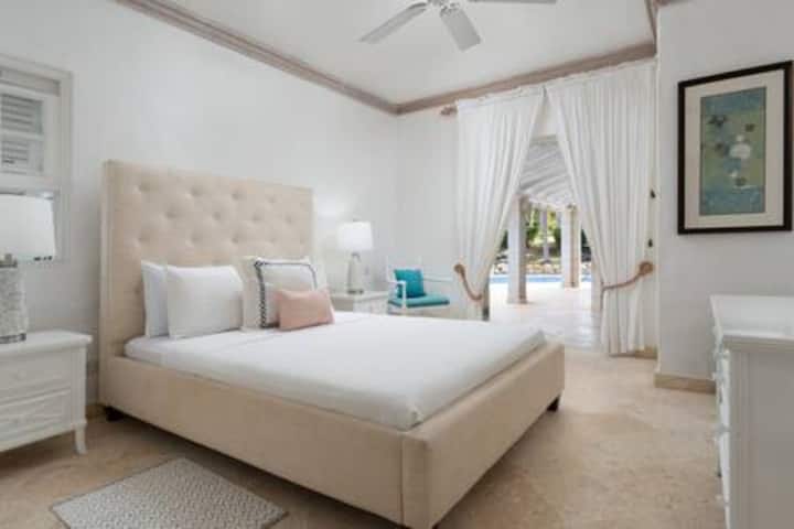 Hovuz mənzərəli, kondisionerli və geniş hamam otağı olan gözəl çarpayı ölçüsü (Birləşmiş Krallıq).  Fransız qapıları hovuz sahəsinə aparır və bu otaq birinci mərtəbədə yerləşir.