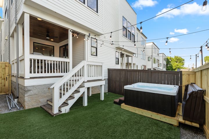 New Stunning 4BR | Mural • Rooftop • Shuffleboard gallery image 3