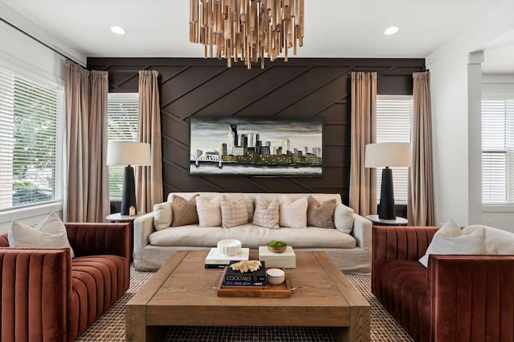 New Stunning 4BR | Mural • Rooftop • Shuffleboard